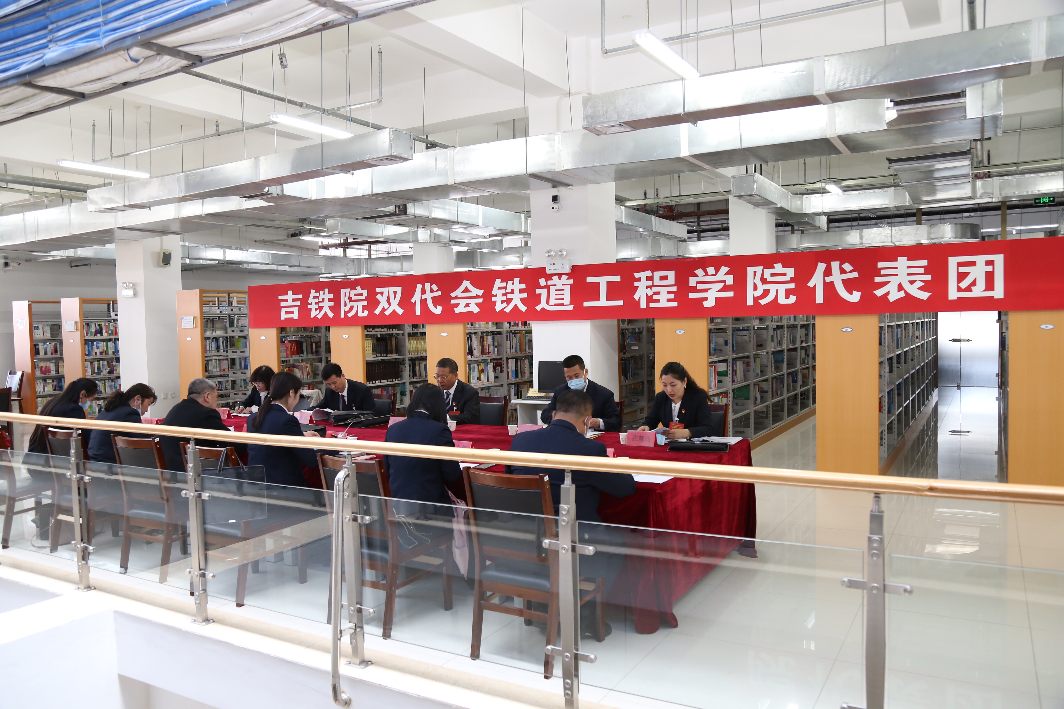 党委副书记徐彤宝到铁道工程学院代表团参加分组讨论