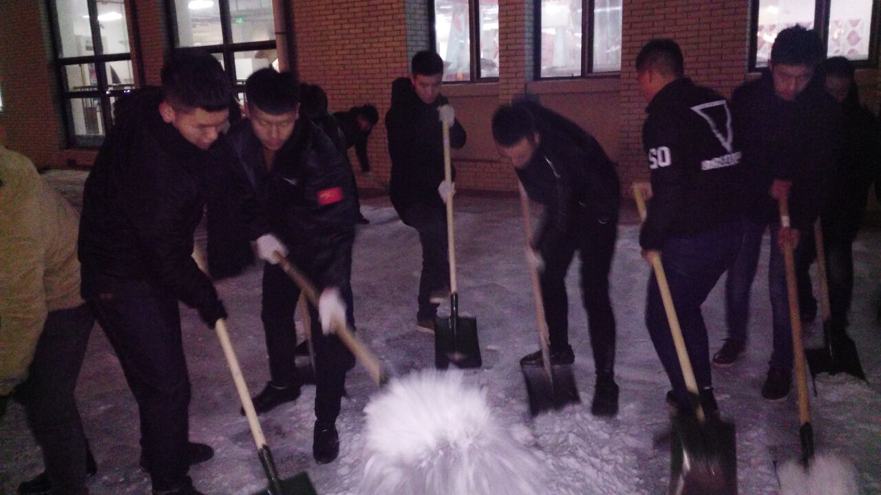 在食堂西侧广场清雪