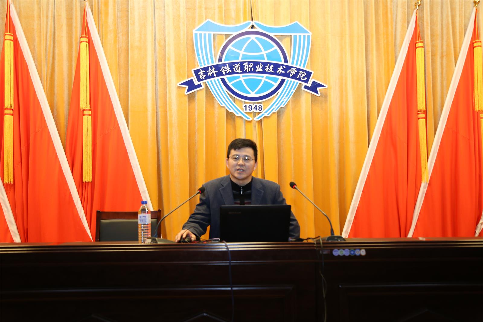 人事处处长李原福作报告