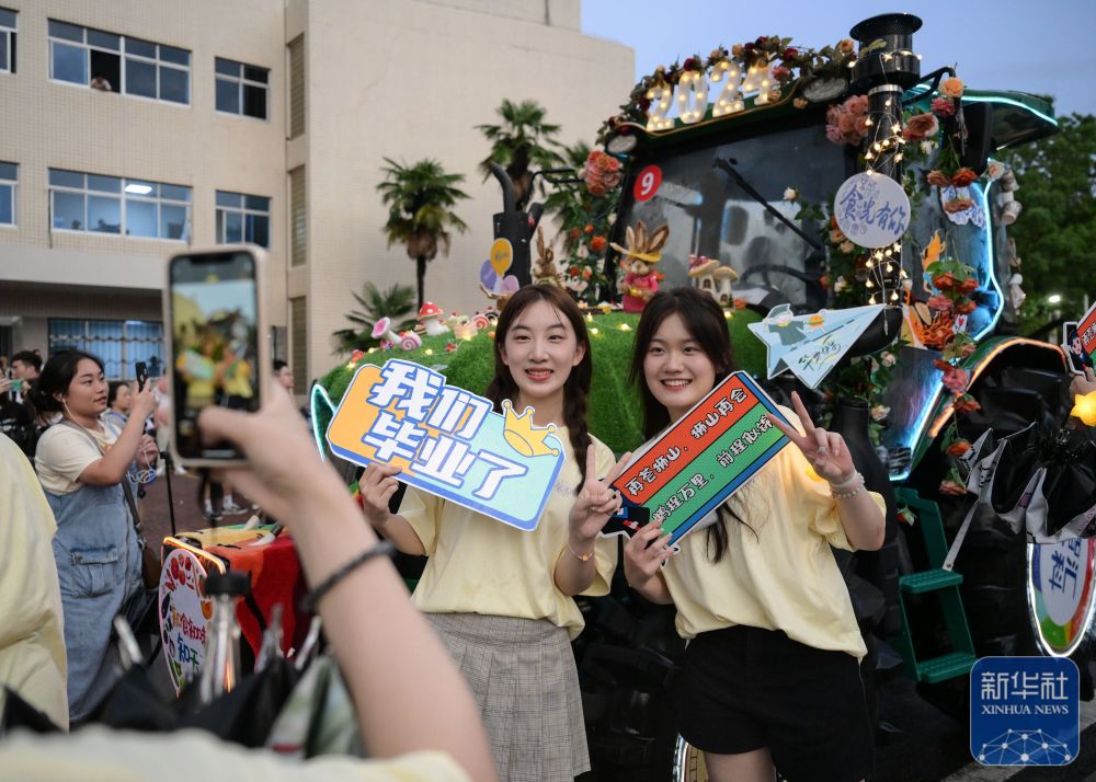 6月21日,yl6809永利官网学生在农机花车前拍照留念。