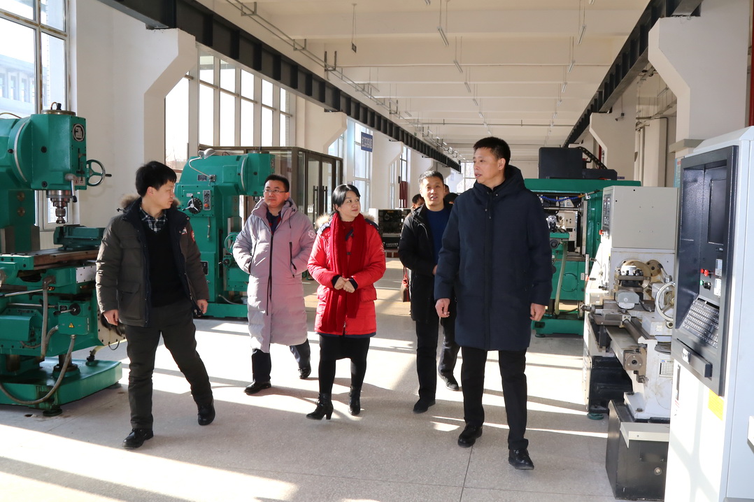 参观机械工程学院实训基地