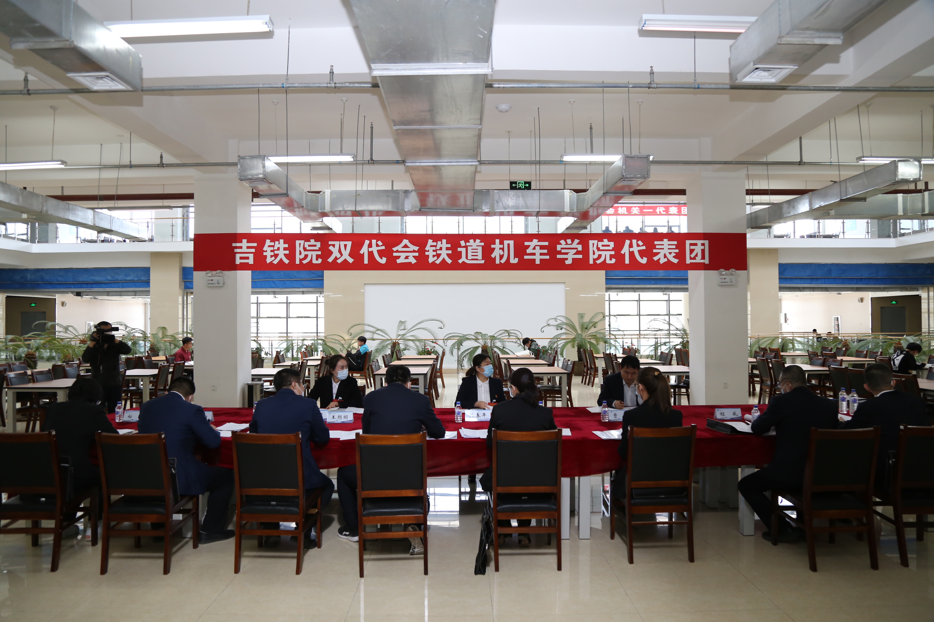 纪委书记苏春年到铁道机车学院代表团参加分组讨论