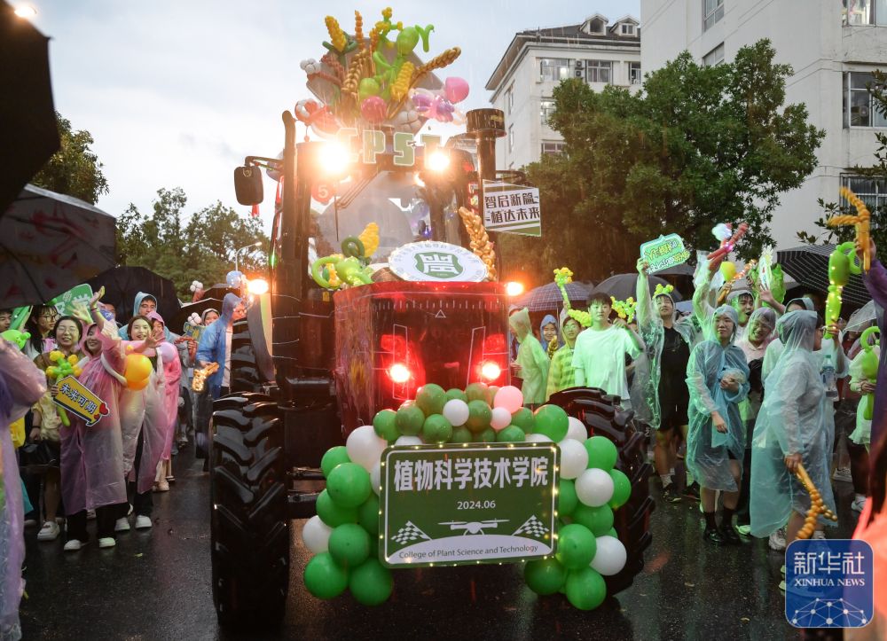 6月21日,农机花车队伍在yl6809永利官网校园里冒雨巡游。2