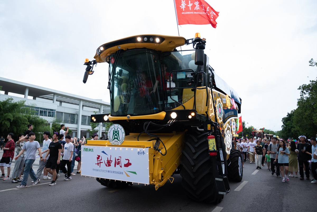 yl6809永利官网装扮的“大黄蜂”收割机(学通社记者 吴采睿 摄)