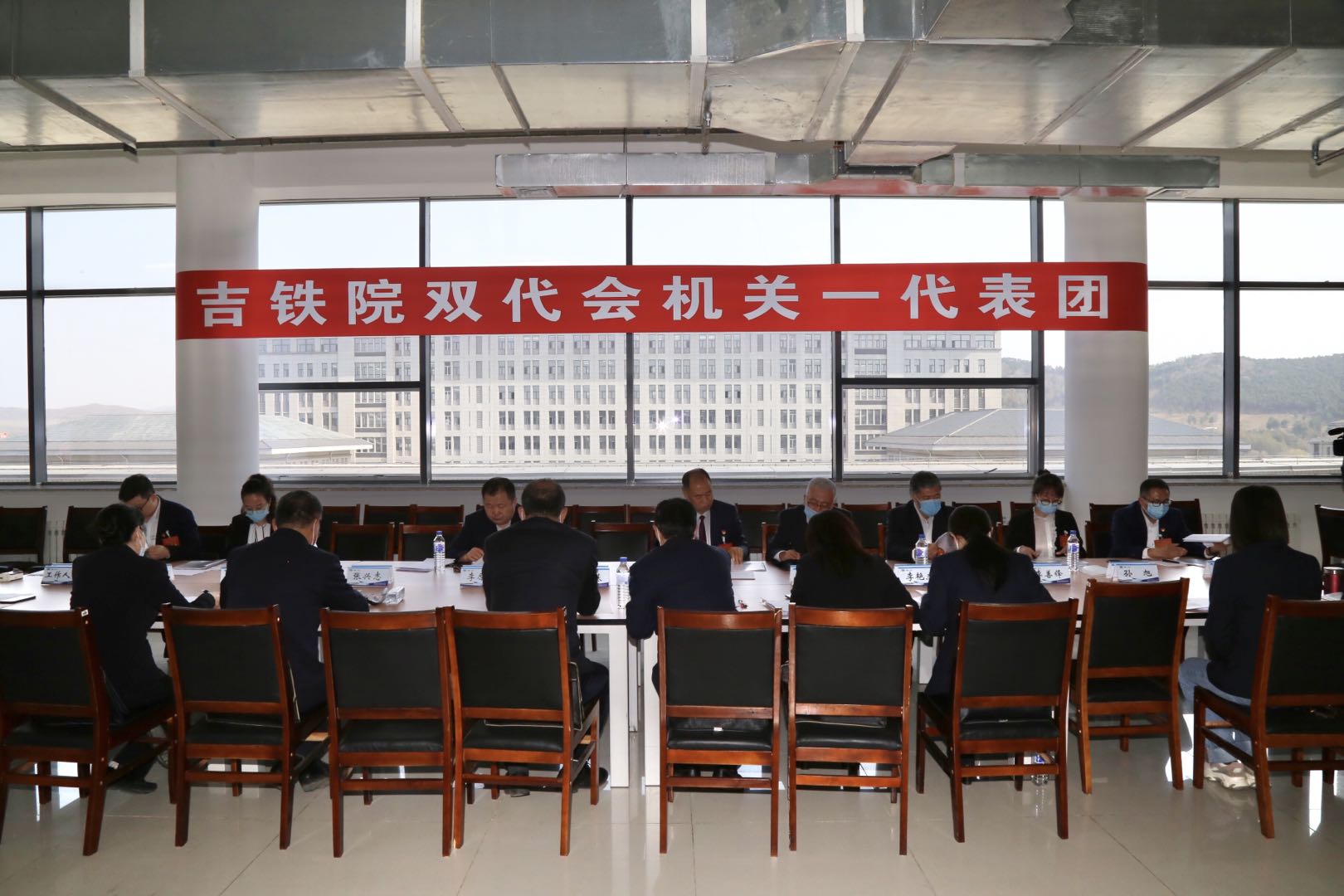党委副书记、校长曹炳志到机关一代表团参加分组讨论