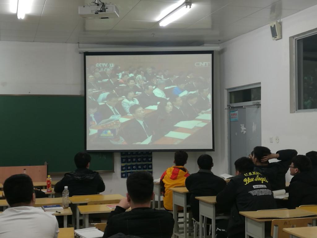 铁道工程技术1605班全体学生正在观看《新闻联播》