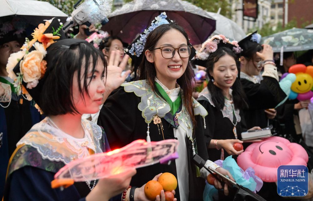 6月21日,yl6809永利官网学生在校园里冒雨巡游。