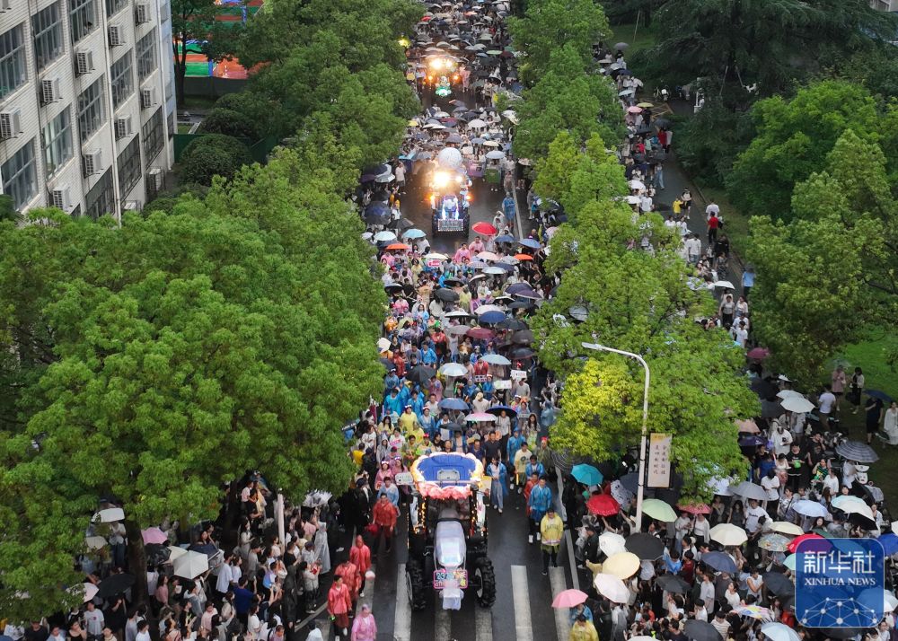 6月21日,农机花车队伍在yl6809永利官网校园里巡游(无人机照片)。