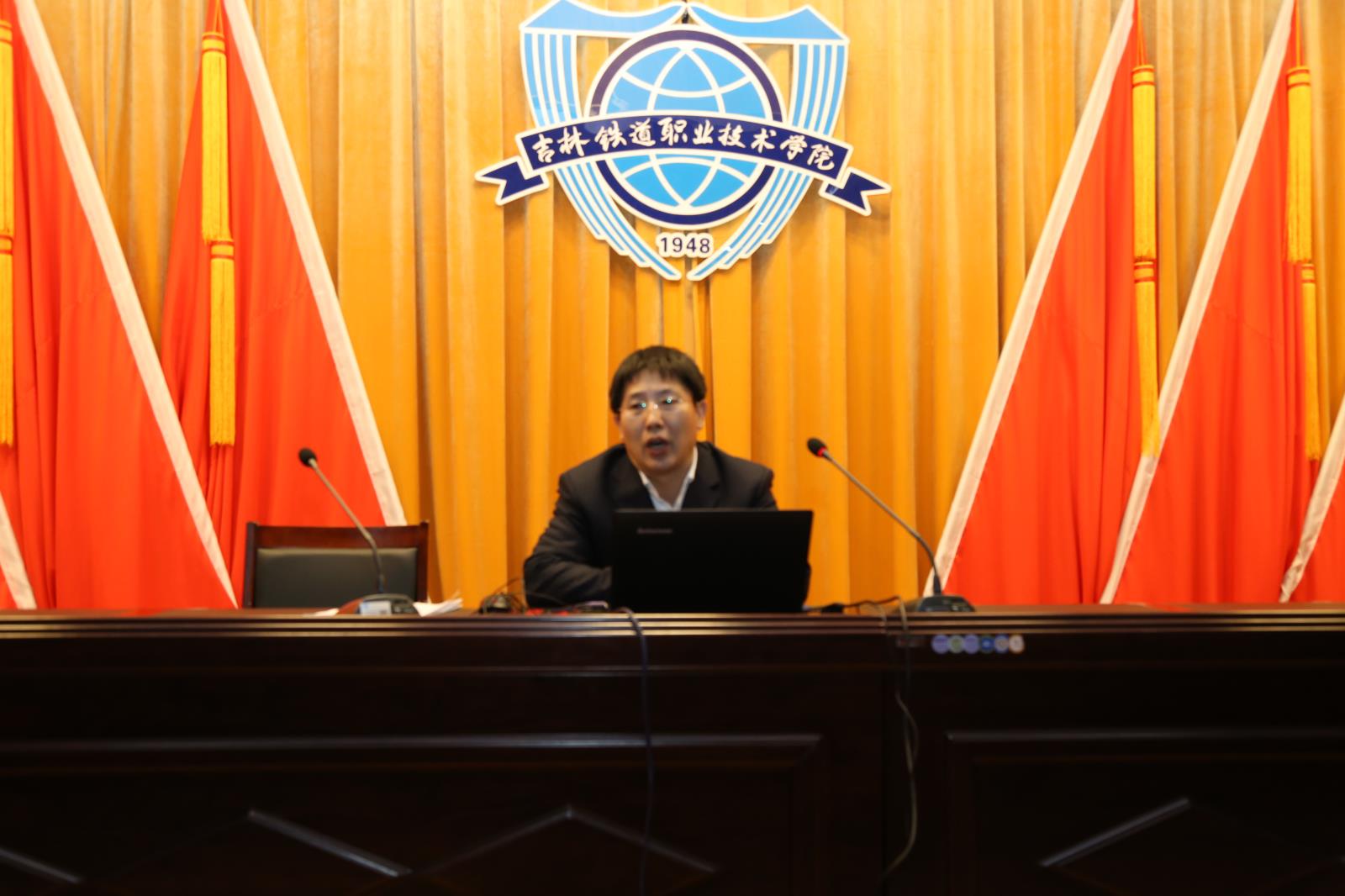 校企合作处处长王建军作报告