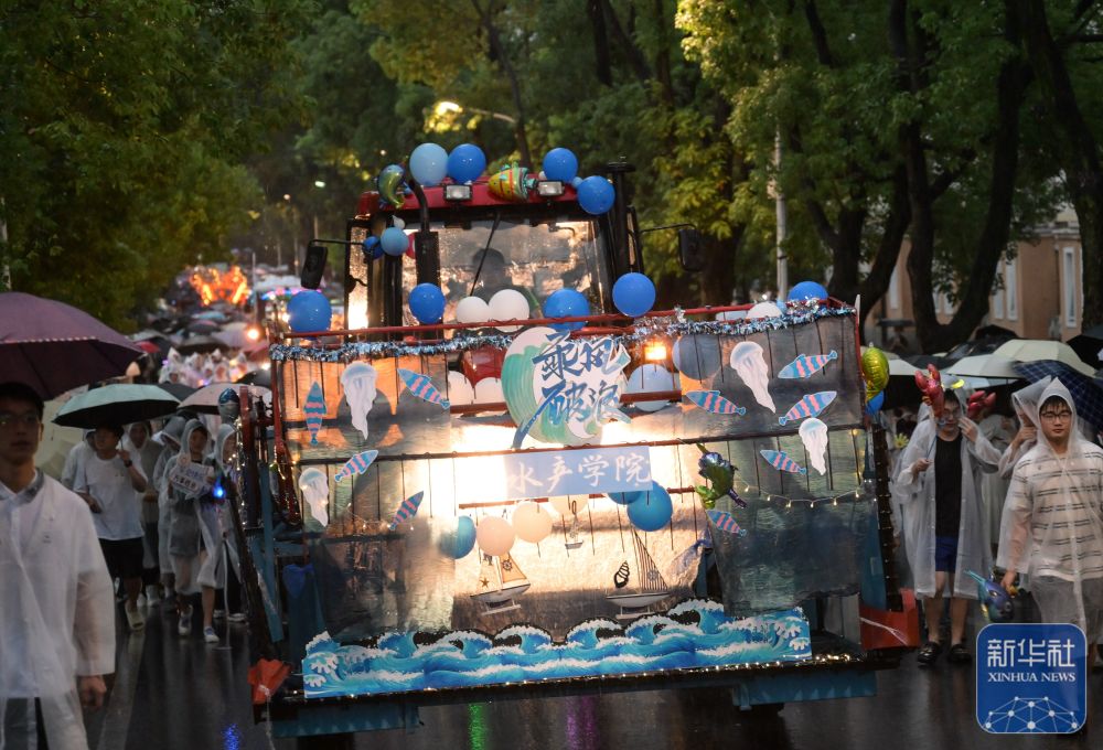 6月21日,农机花车队伍在yl6809永利官网校园里冒雨巡游。3